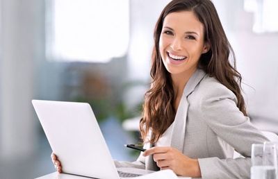 Becas del 50% para mujeres del ámbito STEAM