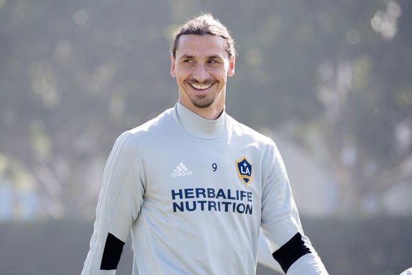 Ibrahimovic es anunciado oficialmente en Italia