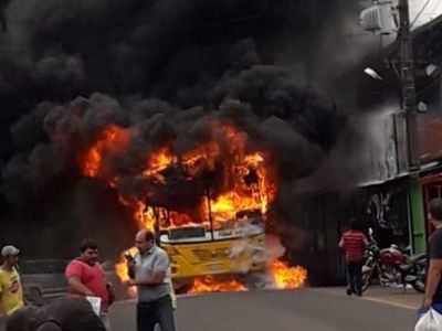 Ñemby: ómnibus se incendia y el conductor huye - Nacionales - ABC Color