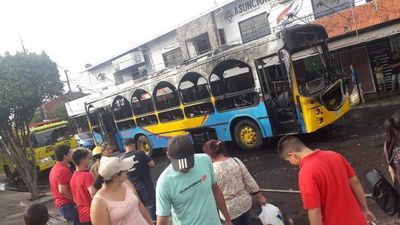 Arde bus en Ñemby, nadie resulta herido, pero conductor huye
