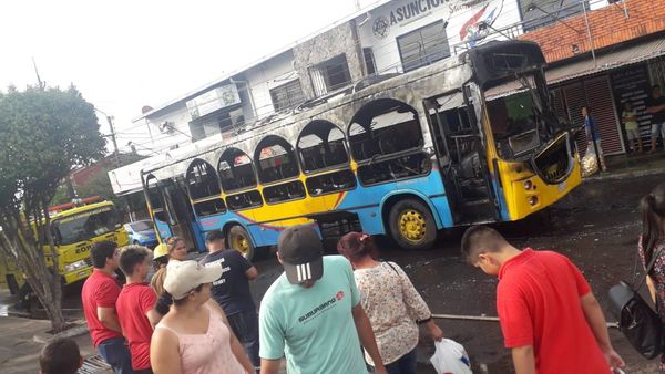 Arde bus en Ñemby, nadie resulta herido, pero conductor huye