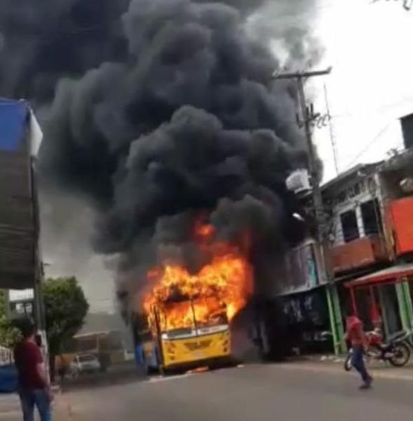 Ómnibus es consumido por las llamas en centro de Ñemby