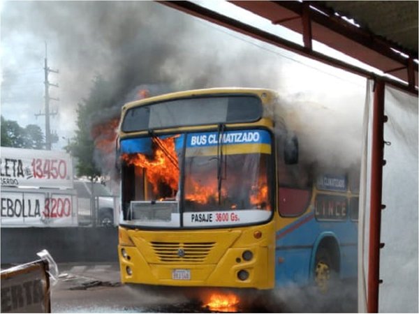 Ómnibus de la Línea 26 se incendia por completo en Ñemby