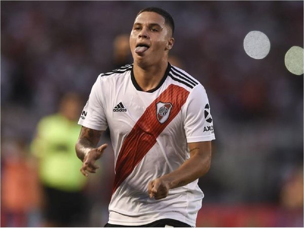 Juan Fernando Quintero posa con la camiseta de Olimpia