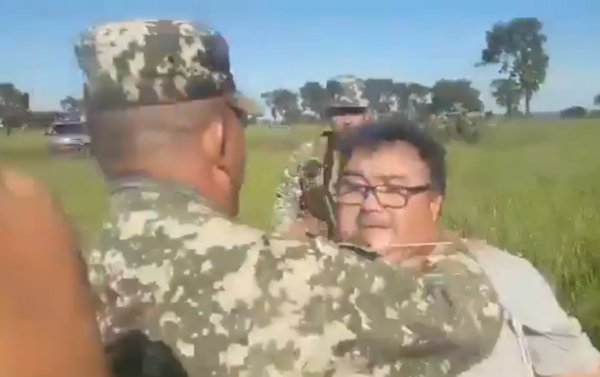 Desalojo de predio del Ministerio de Defensa termina con agresión de militares a periodistas