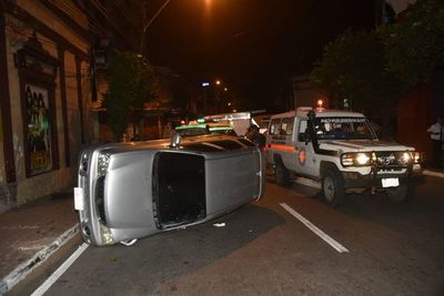 Vuelco en pleno microcentro tras choque - Nacionales - ABC Color