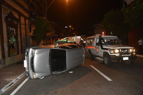 Vuelco en pleno microcentro tras choque - Nacionales - ABC Color