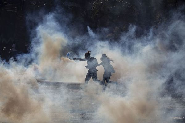 Incendio y violentos choques en nueva marcha en Chile  - Mundo - ABC Color