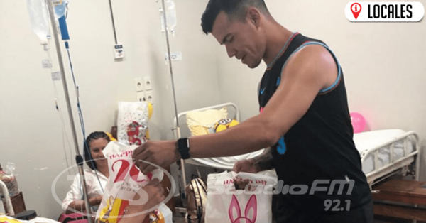 Gesto de amor y humildad: jugador encarnaceno entregó obsequios en el HRE