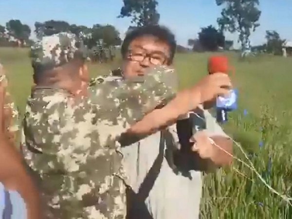 Militares agreden brutalmente  a periodistas durante cobertura