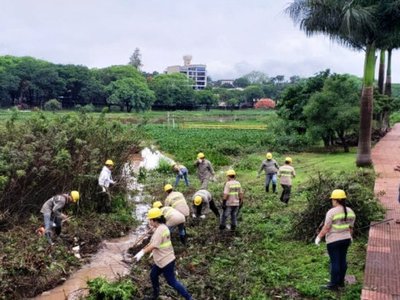 Limpieza en cauces de arroyos en Ciudad del Este y en Hernandarias