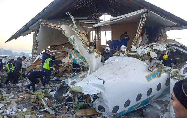 Avión se estrella y deja 12 muertos