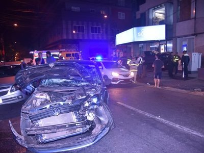 Huyó de un control y chocó contra Uber que llevaba pasajero