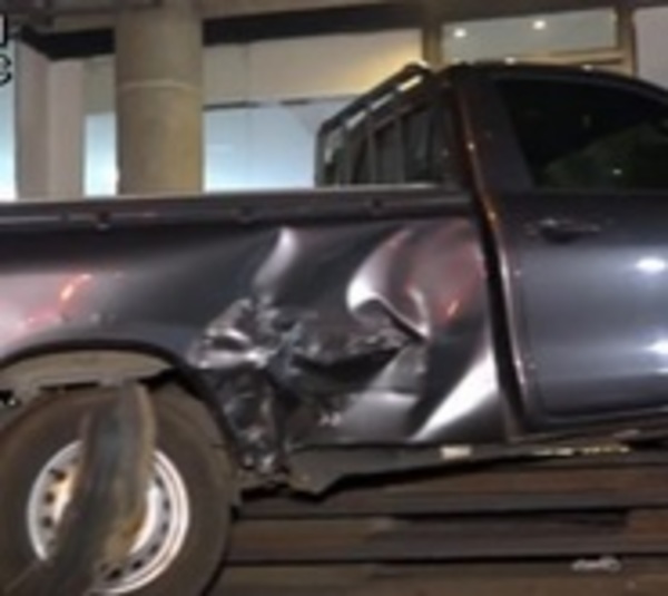 Huyó de PMT, cruzó semáforo en rojo y causó accidente - Paraguay.com