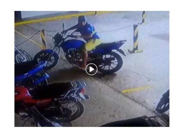 Roban moto del estacionamiento de un supermercado