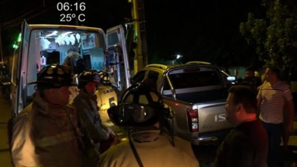 Fue a parar contra columna de ANDE tras perder dirección | Noticias Paraguay