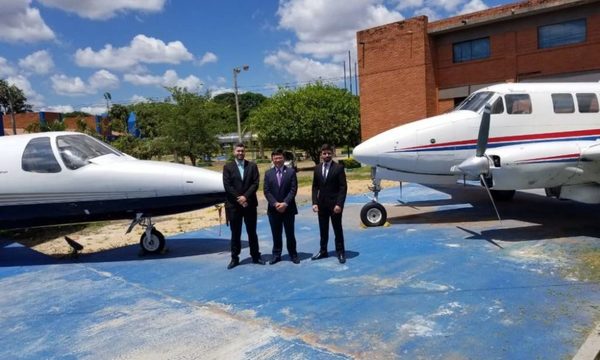 Egresaron los dos primeros ingenieros aeronáuticos del país