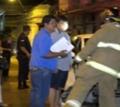 Turista cruza calle preferencial sin precaución, provocando vuelco - Paraguay.com