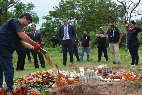 Destruyen bebidas alcohólicas incautadas en Tacumbú
