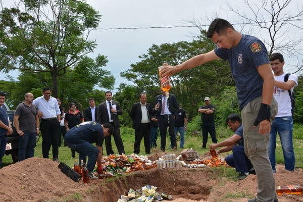 Ministerio de Justicia destruyó bebidas alcohólicas incautadas en Tacumbú - ADN Paraguayo