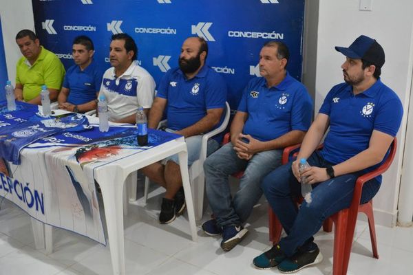 Concepción presenta técnico - Fútbol - ABC Color
