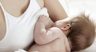Bebé muere asfixiada mientras mamaba