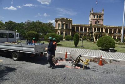 Instalan postes de iluminación solar en el adoquinado del Palacio de López - Nacionales - ABC Color