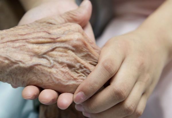Mujer se casa con millonario 51 años mayor que ella y le intenta robar un millón de dólares cuatro meses después de la boda - ADN Paraguayo
