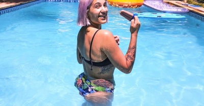 ¡Le piden que se tape los tatuajes!