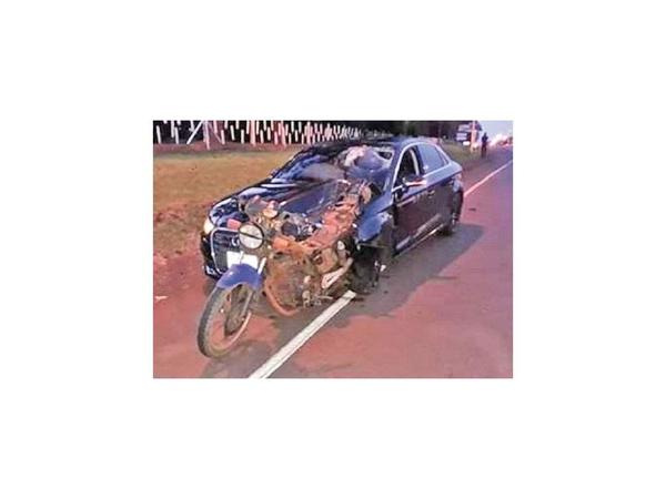 Fatal: Moto queda incrustada por un auto
