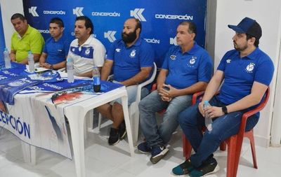 Concepción presenta al DT Villalba - Deportes - ABC Color