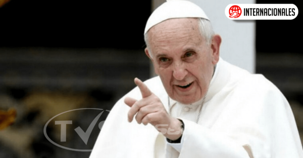 El Papa regaña a los niños que usan el celular mientras comen con la familia