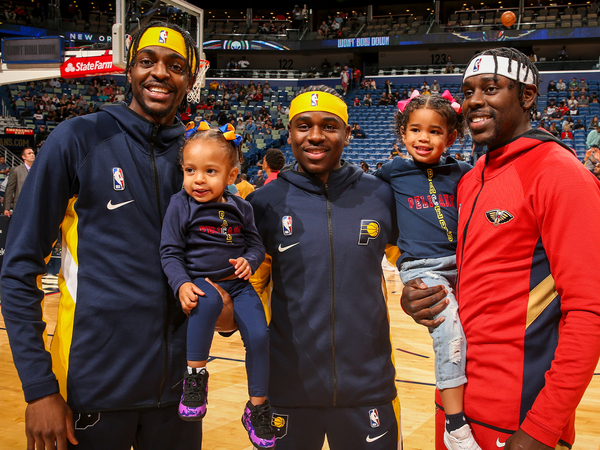 Los hermanos Holiday hacen historia al jugar en el mismo partido
