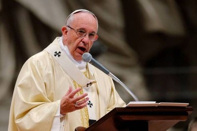 Papa Francisco reprende a los niños que usan el celular mientras comen con la familia