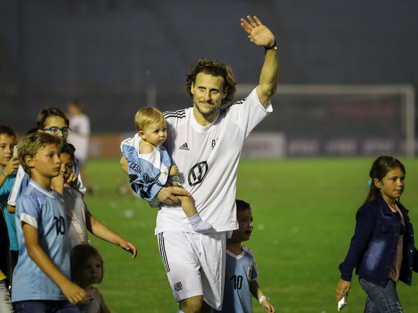 Diego Forlán se despide como jugador de fútbol