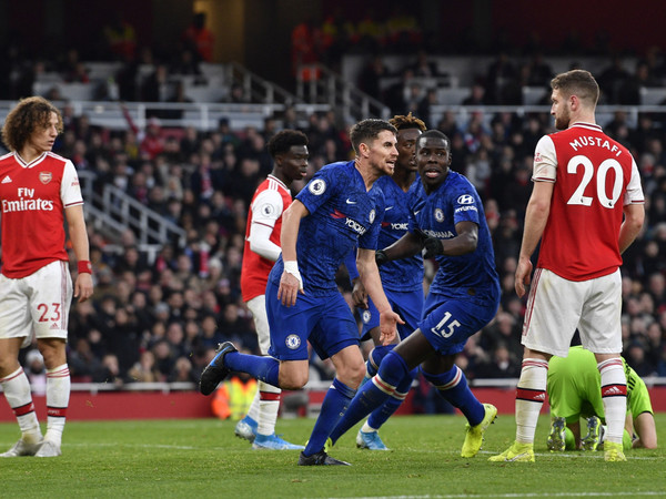 Chelsea aprovecha los errores del Arsenal y lo amarga en cuatro minutos