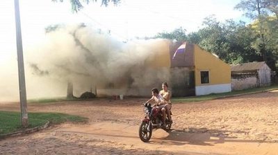 Incendio consume parte de una comisaria en Caazapá
