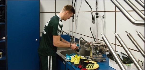 Los secretos de Kroos: Él limpia sus botines y no tiene fotos con la Copa del Mundo