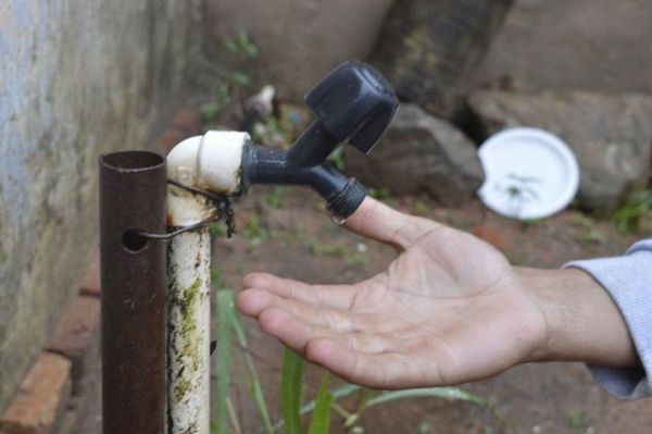 Vecinos protestan ante falta de agua hace dos días - Nacionales - ABC Color