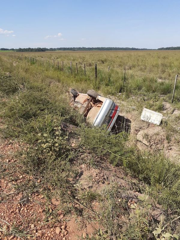 Mujer fallece en Mbuyapey tras vuelco de vehículo - Nacionales - ABC Color