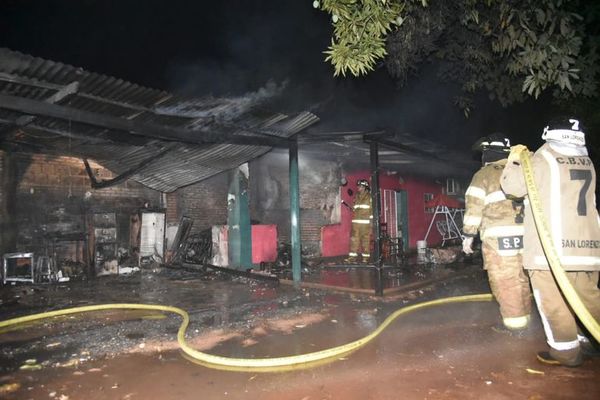 Incendio afecta a parte de una casa y un taller en San Lorenzo - Nacionales - ABC Color