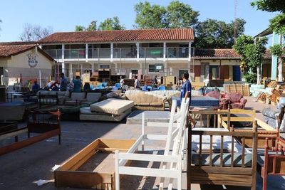 Rematan productos en feria de Corazones Abiertos
