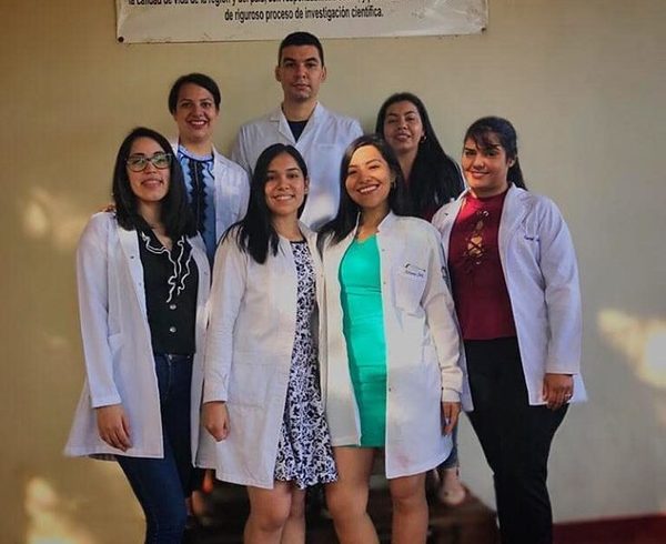 Egresan nuevos médicos en la UNE