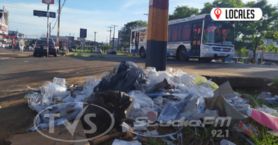 Comerciantes rodeados de basuras exigen solución a la comuna encarnacena