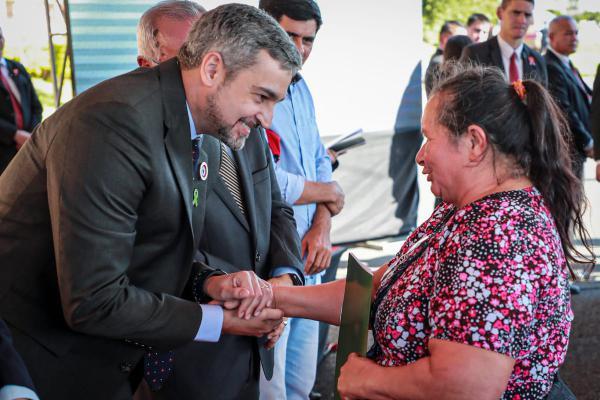 Jefe de Estado entrega títulos de propiedad, obras viales y viviendas