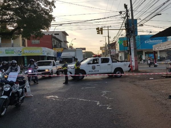 Colectivo causa accidente fatal al pasar semáforo en rojo