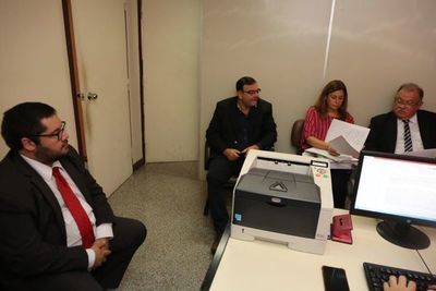 Diputado Tomás Rivas se presenta ante juez tras orden de detención