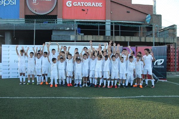 Niños y niñas disfrutaron de clínica deportiva de Real Madrid