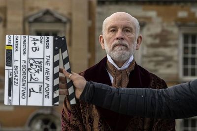 John Malkovich, el nuevo papa inglés y culto de Sorrentino: “Soy un payaso” - Espectáculos - ABC Color