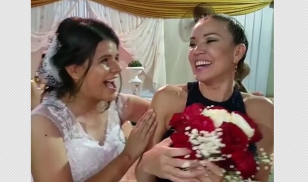 Dallys Ferreira agarró el ramo de una novia y así reaccionó su novio